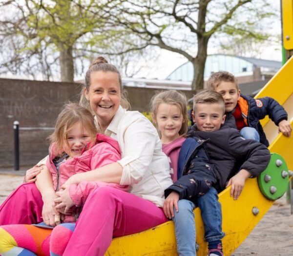vrouw op de glijbaan met kinderen