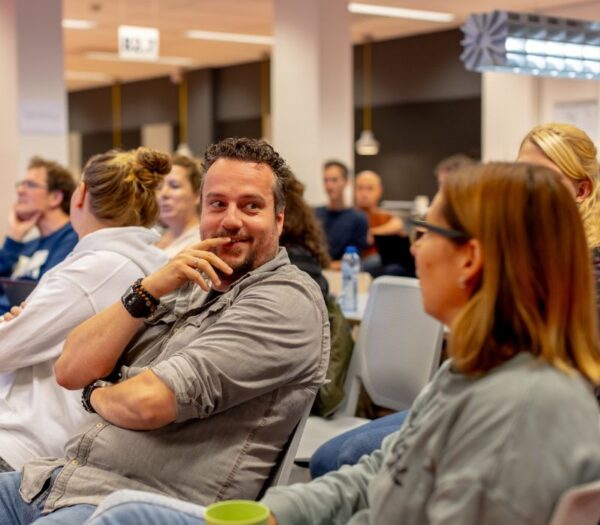 studenten zitten in een collegezaal